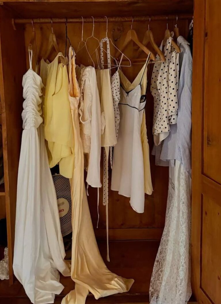 Vêtements abimés au fond de l'armoire, taché, troué