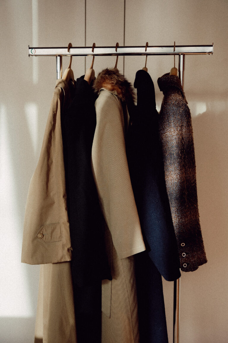 Manteau sur un portant