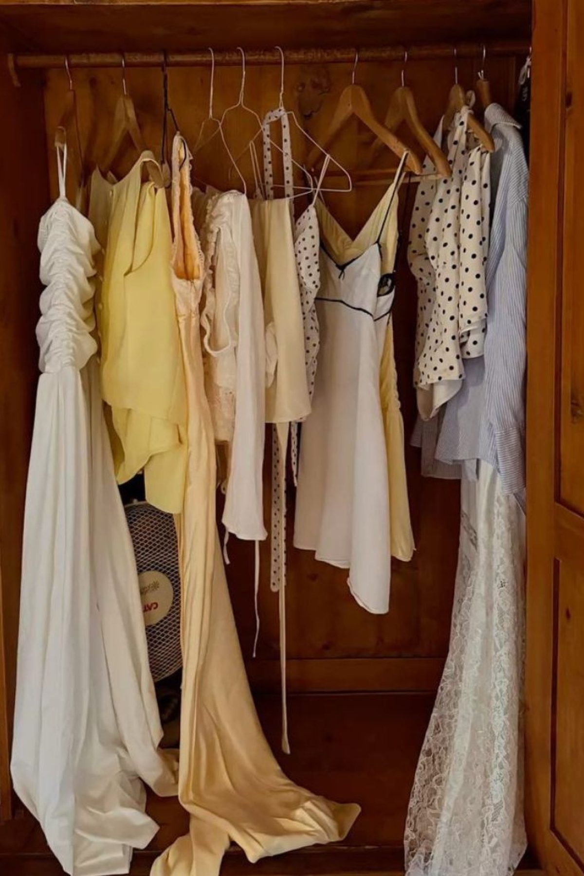 Vêtements abimés au fond de l'armoire, taché, troué